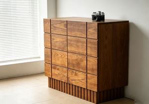 Cómoda Moderna de Madera Maciza con Puertas de Tablero y Base de Listones, Mueble de Almacenamiento para Sala de Estar, Diseño Minimalista, Mueble con Cajones - Product Image 4