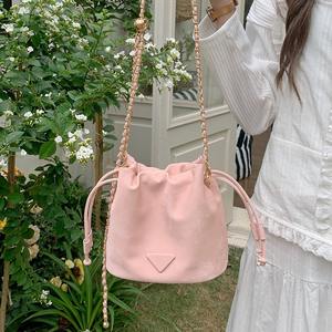 Bolso Cloud Puff Rosa Crema con Cordón y Cadena, Bolso Tipo Cubo Suave para Mujer, Uso Diario, Bandolera, Primavera 2024 - Product Image 2