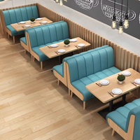 Ensemble personnalisé de mobilier de restaurant moderne en bois de luxe léger, comprenant un canapé banquette, une table en contreplaqué et une chaise de salle à manger confortable avec assise rembourrée.