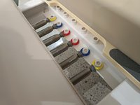 Reformer Pilates Classique en Aluminium Blanc avec Barre de Pied Courbe Certifiée Sécurité, Idéal pour Studios et Salles de Sport à Domicile - Meilleures Ventes