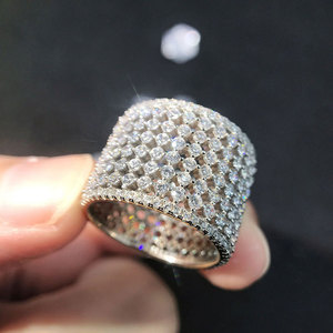 Anello di Lusso Traforato con Pavé per Donne, Gioiello da Dito alla Moda e Trendy - Product Image 6