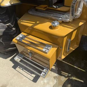 Pour excavatrice jaune, réservoir de carburant, modèle 2024, double trappe d'accès, marchepieds métalliques, poids opérationnel de 4 tonnes, capacité de la benne de 0,32 m³ - Product Image 6