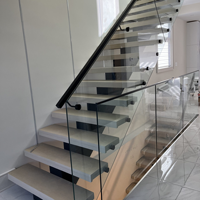 Escaliers à monopoteau fabriqués artisanallement avec marches en noyer américain de qualité supérieure