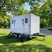 Remorque toilettes mobiles avec lavabos et cabines séparées pour événements