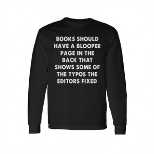 T-shirt à manches longues avec une page à l'arrière qui montre quelques erreurs de frappe que les éditeurs ont corrigées - Product Image 2