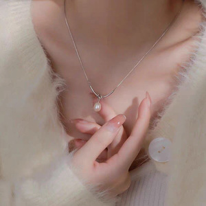 Collier avec pendentif en fausses perles plaqué argent, forme ronde blanche, bijoux à porter au quotidien pour femmes - Product Image 4