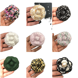 Broche de Camelia súper fijo de gama alta de 6,6 cm, bolsa de horquilla de flor fragante pequeña con tecnología de chapado para niños - Product Image 1