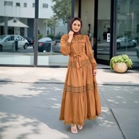Nouvelle robe musulmane noble, élégante et tendance avec lacets, coupe ajustée, dentelle ajourée, manches bouffantes en coton, robe longue pour femmes