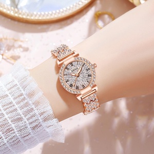 Montre pour femme élégante en or rose, entièrement sertie de diamants, étanche, avec bracelet fin et chiffres romains, mouvement à quartz, vente en gros - Product Image 3
