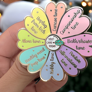 Broche en émail « Soins personnels » – Fleur, badge métallique, multicolore pastel, pour sac, veste, chemise - Product Image 6