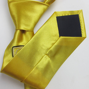 Cravate de luxe pour homme en polyester uni jaune or, avec logo personnalisé brodé, cravates universitaires pour garçons - Product Image 3