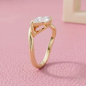 Anillo de compromiso solitario de oro con diamante talla marquesa, diseño moderno de cruzación de bandas, para joyería nupcial y regalos de lujo - Product Image 3
