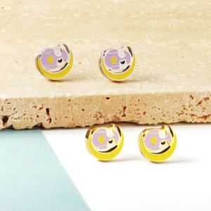 Pendientes Hipoalergénicos de Mariposa y Luna Coloridos de Esmalte para Niños, Pendientes de Acero Inoxidable con Baño de Oro de 18K y Cierre de Rosca - Product Image 2