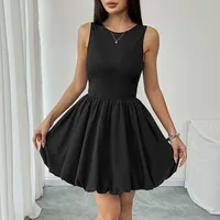 Robe trapèze dos nu, style doux et sexy, couleur unie disponible en noir, vente en gros ODM, polyester, coupe ajustée avec faible MOQ