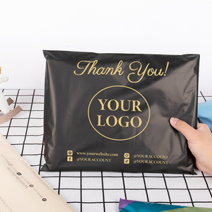 Bolsa de Envío de Ropa Biodegradable con Logotipo Personalizado Impreso en Oro, Bolsa de Poliéster para Envíos de Ropa - Product Image 1