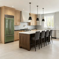 Meubles de cuisine en bois massif style Shaker, sur mesure en forme de L pour toute la maison, avec îlot central à bord cascade et plan de travail en quartz noir