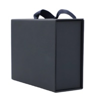 Boîte cadeau magnétique rigide pliable en noir mat avec impression partielle de logo UV en feuille d'or argentée de luxe personnalisée Pulida 2025