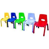 Chaise d'étude et de jeu à bascule en plastique colorée au design moderne pour enfants pour l'école, la maison, la salle de bain et la maternelle