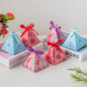 Petite boîte cadeau en forme <span class=keywords><strong>de</strong></span> pyramide triangulaire pour bonbons et chocolats avec ruban pour les invités <span class=keywords><strong>de</strong></span> mariage - Product Image 2