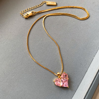 Parure de bijoux tendance en laiton doré avec pendentif cœur en zircon rose et boucles d'oreilles, cadeau idéal pour la Saint-Valentin