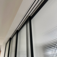 Porte à battants à rupture de pont thermique résistante aux ouragans avec verre dépoli à grille, étanche et insonorisée pour entrée de villa ou d'hôtel