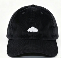 Zwarte logo geborduurde ongestructureerde pet met verstelbare sluiting, casual baseballcap