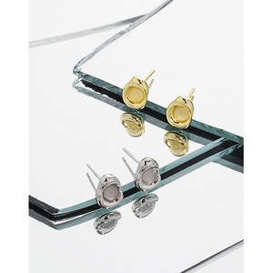 WMEL125 Pendientes de calcedonia blanca de moda S925 Plata de Ley 925 Stud de piedras preciosas con chapado en oro para bodas - Product Image 1