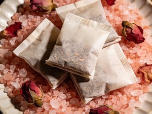 Sachets de bain aux herbes naturelles (lavande, romarin, jasmin) et aux sels <span class=keywords><strong>d</strong></span>'Himalaya et <span class=keywords><strong>d</strong></span>'<span class=keywords><strong>Epsom</strong></span>, enrichis aux huiles essentielles naturelles, pour le spa corporel, le yoga et la méditation - Product Image 2