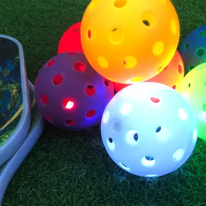 LED Luminous Pickleball ทนทานเส้นทางการบิน 74 มม.40 หลุมเรืองแสงการฝึกอบรมกลางคืนไฟ LED ในตัว Pickleball