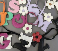 Charme de sac en cuir avec lettre et fleur mignons, porte-clés en cuir fait à la main, lettres colorées, charmes de sac en cuir, accessoires de sac, cadeau pour elle