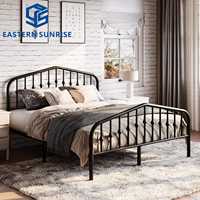 Lit simple en métal de style élégant et design antique, avec cadre en métal robuste de couleur noire, pour chambre à coucher minimaliste.