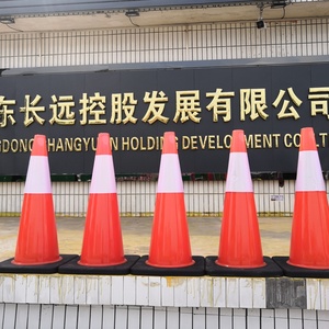 Cône de signalisation routière en PVC rouge et noir avec bande réfléchissante prismatique haute intensité pour la sécurité routière - Product Image 4