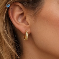 SUMMLY Klassische Wabenförmige Texturierte Huggie-Ohrringe 18K Vergoldeter Edelstahl C-Form Kleine Ohrstecker für Damen Schmuck