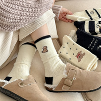 Chaussettes d'automne et d'hiver : mignon chien de dessin animé pour filles, chaussettes mi-mollet chaudes en polaire et épaisses, chaussettes de sol pour la maison, chaussettes de sommeil