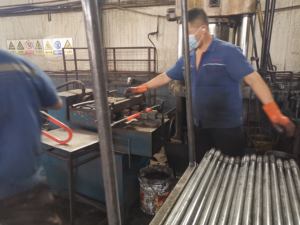 Ajustement <span class=keywords><strong>pour</strong></span> la fixation de ressort à lames de camion universel <span class=keywords><strong>pour</strong></span> les systèmes de Suspension de semi-remorque de camions lourds Condition <span class=keywords><strong>pour</strong></span> remplacer le boulon en U de réparation - Product Image 4