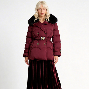 Veste matelassée pour <span class=keywords><strong>femme</strong></span> - Manteau d'hiver élégant rouge bordeaux avec ceinture papillon et grand col en fourrure, parka matelassée en forme de cœur - Logo personnalisé - Product Image 3
