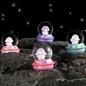 Boule de cristal en forme de flocon de neige avec motif de dessin animé lumineux, ornements en verre, jouets pour enfants, cadeaux de mariage et d'anniversaire, vente en gros - Product Image 3