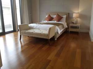 Ab-Kwaliteit Voorafgewerkte <span class=keywords><strong>Iroko</strong></span> Houten Vloertegels Natuurlijke Gouden <span class=keywords><strong>Iroko</strong></span> Ontworpen Houten Vloeren Hardhouten Vloeren Voor Huis - Product Image 4