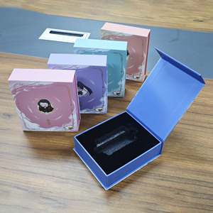 Petite boîte cadeau rigide à insertion magnétique personnalisée pour l'emballage - Product Image 1