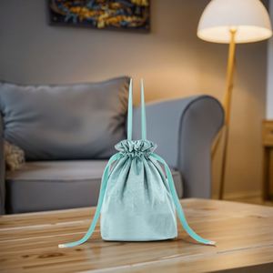 Pochette de maquillage personnalisable en velours de luxe léger avec cordon de serrage, portable pour le voyage, avec impression de motifs, fabriquée en toile - Product Image 1