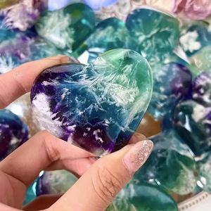 Al por mayor: Cristal artesanal de fluorita arcoíris pulido con forma de copo de nieve y corazón, piedra de la palma para la tranquilidad, para uso espiritual, bodas, hogar y manualidades. - Product Image 2