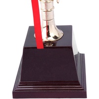 Trophée sportif en métal de grande taille au design populaire, gravable, pour les événements sportifs de basketball, badminton, boxe, kayak et autres sports.