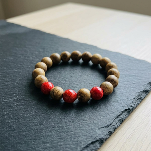 Bracelet en bois d'agar du Vietnam, forme ronde ASD10.02.003, 16 perles de bois d'agar naturel, 3 perles de corail rouge, parfum unique, cadeau élégant et classique - Product Image 1