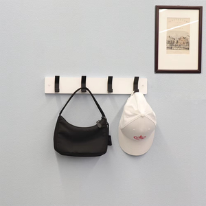 Porte-sac à dos simple en bois blanc avec crochet métallique, support de rangement personnalisable avec 4 crochets pour vêtements et casquettes - Product Image 1