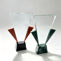 Trophée triangulaire moderne en cristal avec décoration latérale en marbre, gravure sablée personnalisée, plaque de récompense tendance style cinéma et télévision pour