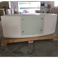 Comptoir de réception personnalisé haut de gamme, moderne, durable, en Corian blanc, avec façade en verre, de forme légèrement incurvée, pour usage hospitalier