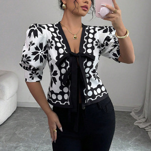 Chemise élégante pour femmes, design tendance, décontractée, à fleurs, col en V, manches régulières, respirante, pour le bureau - Product Image 1