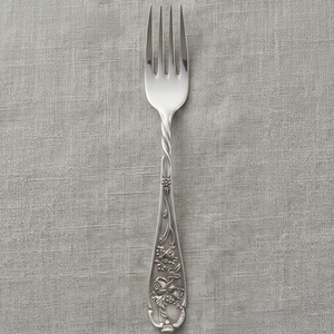 Fourchette de table classique plaquée argent avec manche à motif floral, en acier inoxydable poli miroir, pour occasions de mariage - Product Image 1