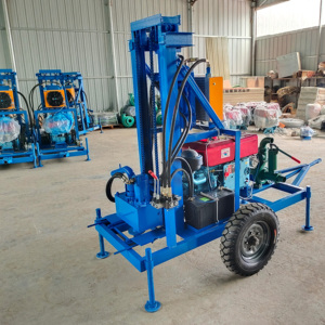 Foreuse portable diesel bleue avec système hydraulique et roues pour le forage de puits d'eau - Product Image 1