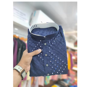 Kurtas de algodón suave para hombre con bordados elaborados en la parte delantera y trasera, ropa tradicional india y pakistaní. - Product Image 2